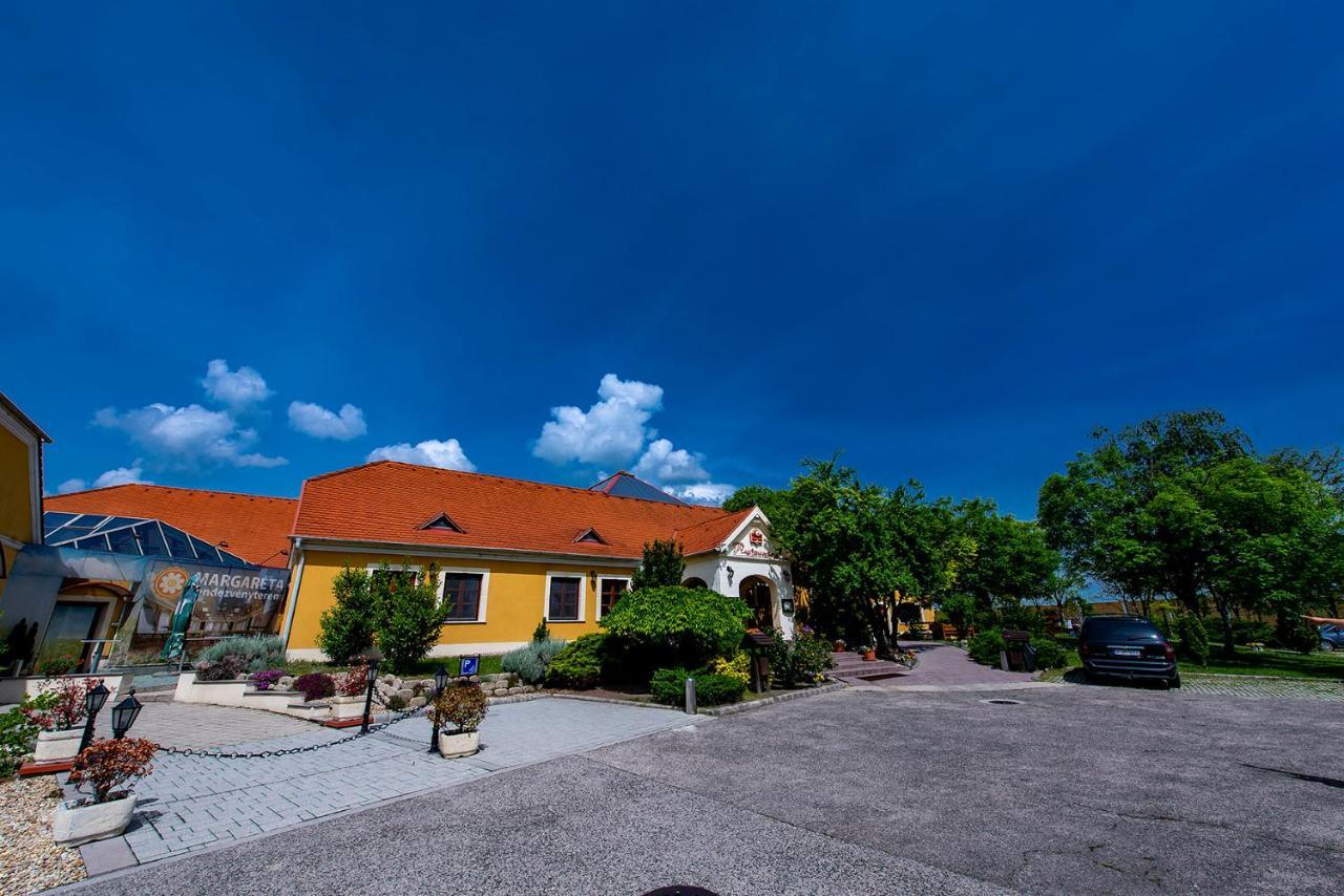Gastland M0 Hotel & Conference Center Сіґетсентмікловш Екстер'єр фото