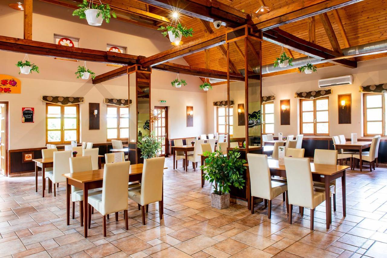 Gastland M0 Hotel & Conference Center Сіґетсентмікловш Екстер'єр фото