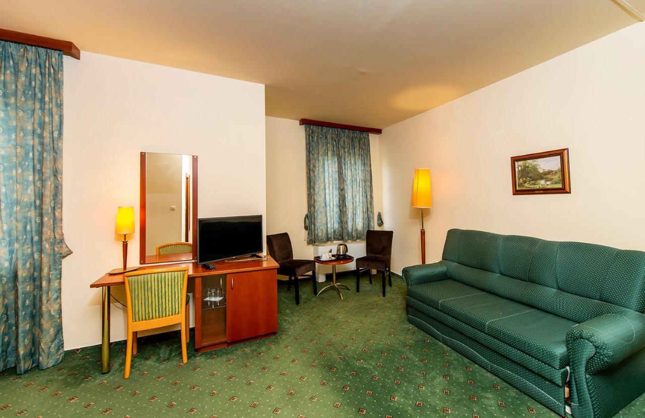 Gastland M0 Hotel & Conference Center Сіґетсентмікловш Екстер'єр фото