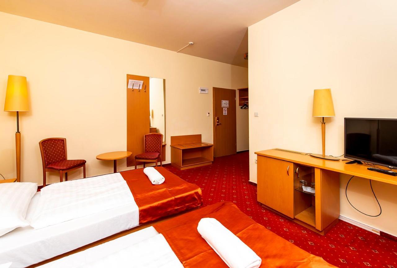 Gastland M0 Hotel & Conference Center Сіґетсентмікловш Екстер'єр фото