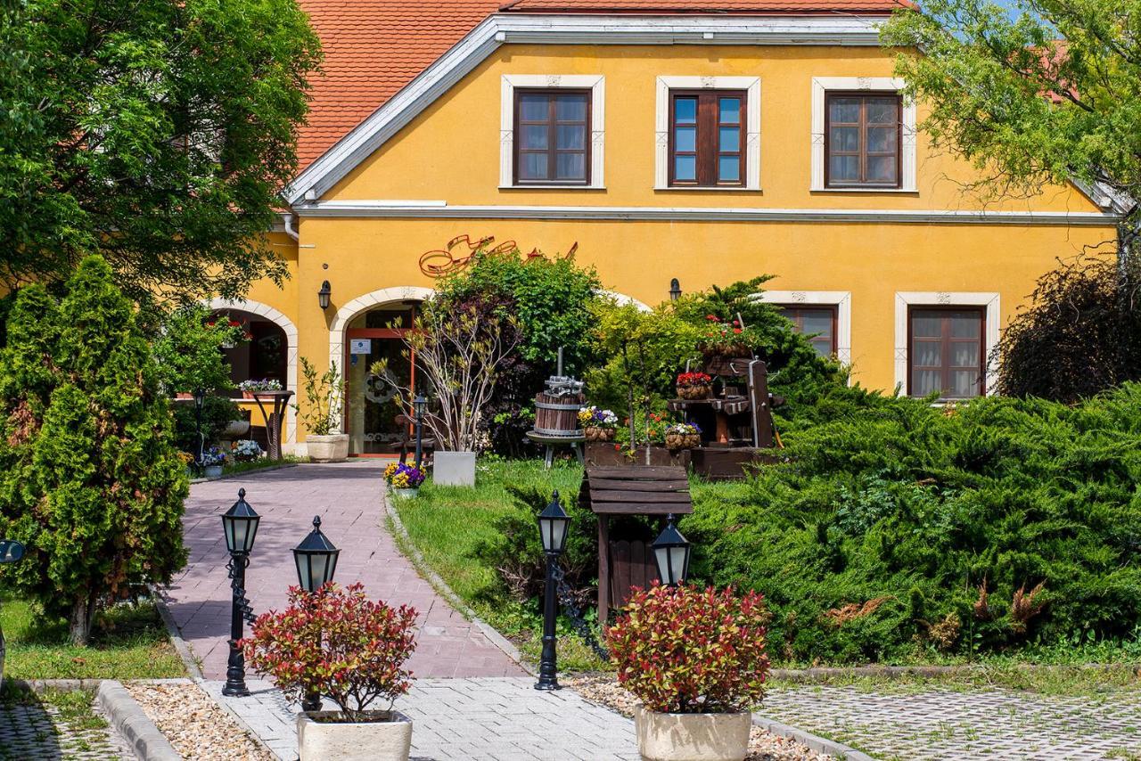 Gastland M0 Hotel & Conference Center Сіґетсентмікловш Екстер'єр фото