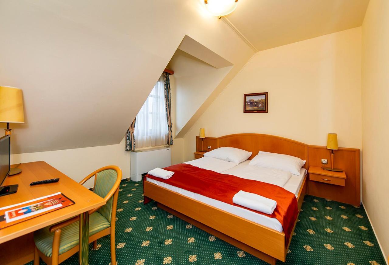 Gastland M0 Hotel & Conference Center Сіґетсентмікловш Екстер'єр фото