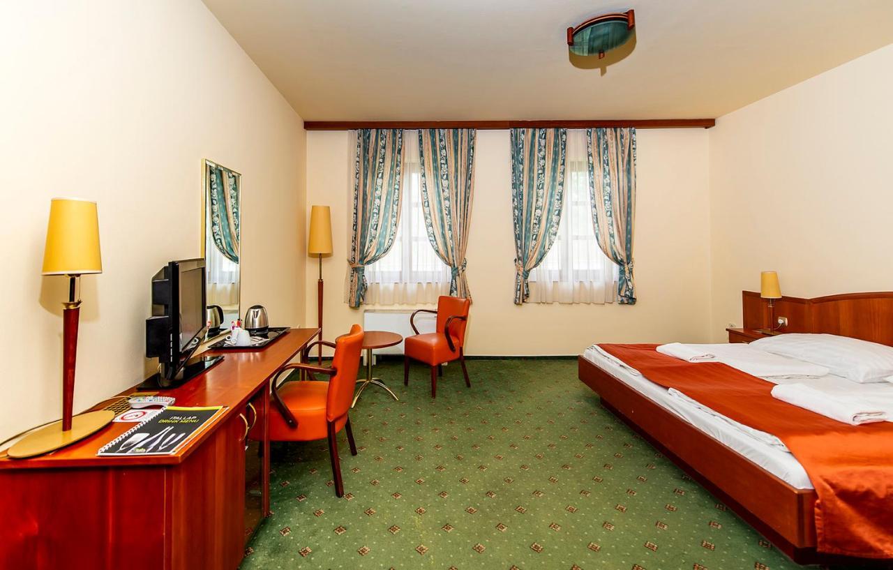 Gastland M0 Hotel & Conference Center Сіґетсентмікловш Екстер'єр фото